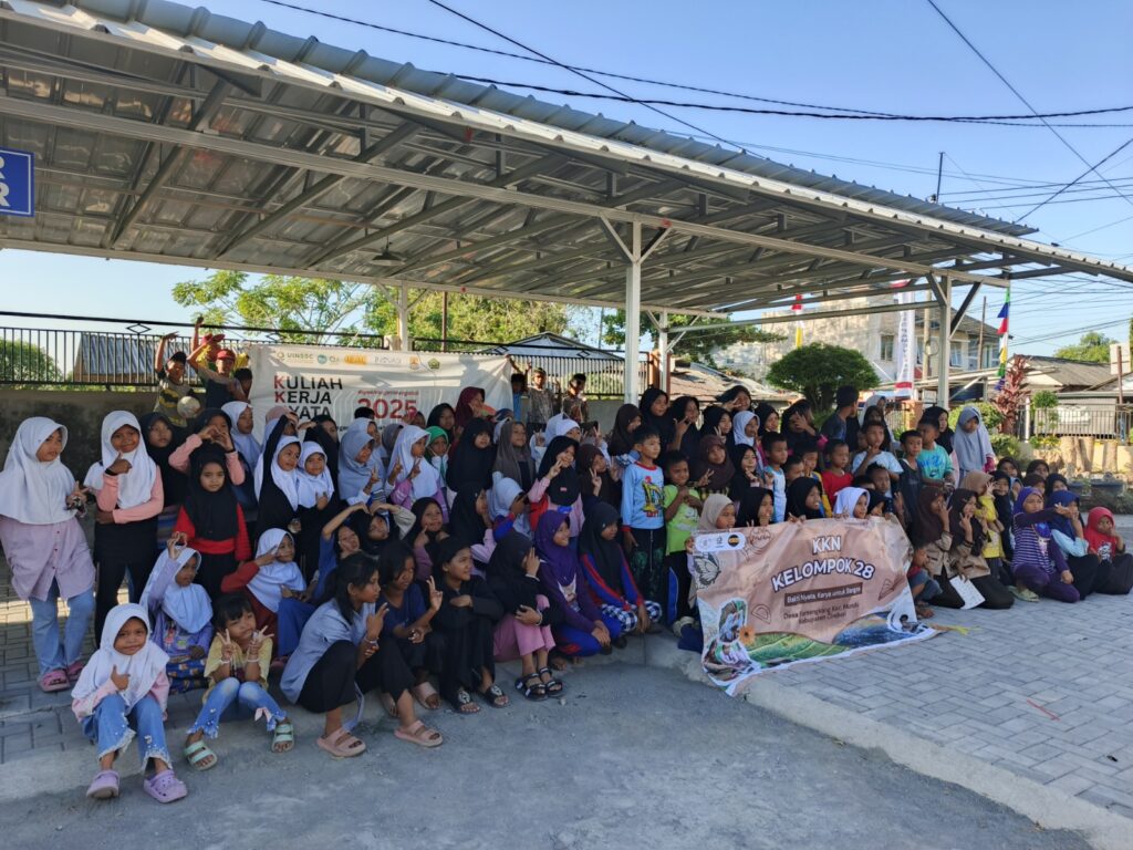 Foto bersama program "Lapak Baca," mengubah posko KKN kelompok 28 menjadi taman bermain penuh buku dan imajinasi.