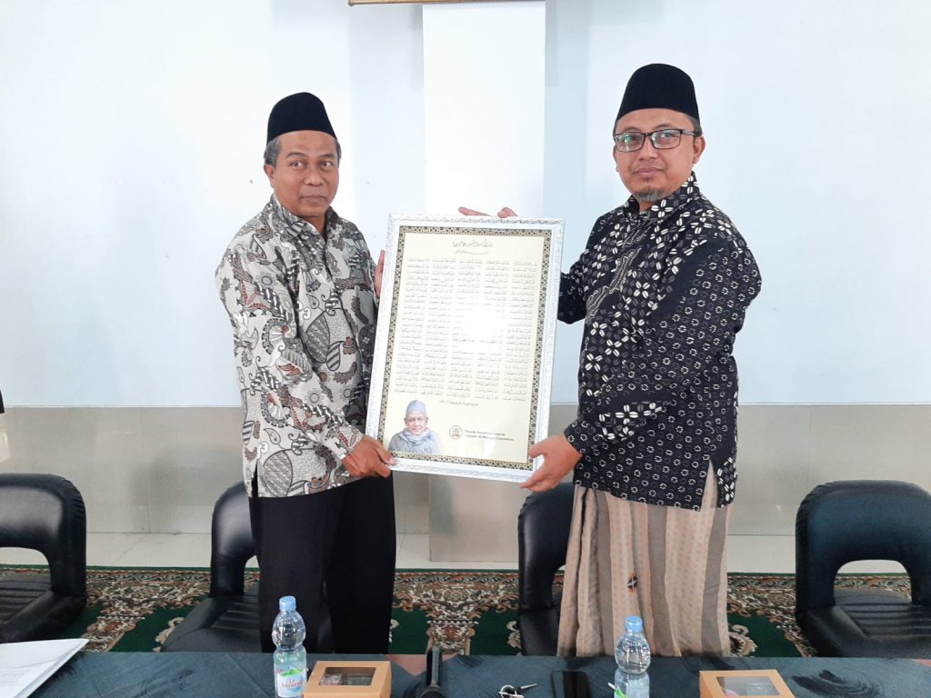 Dok. Penyerahan Cendramata dari PP. Ali Maksum untuk Jurusan PAI