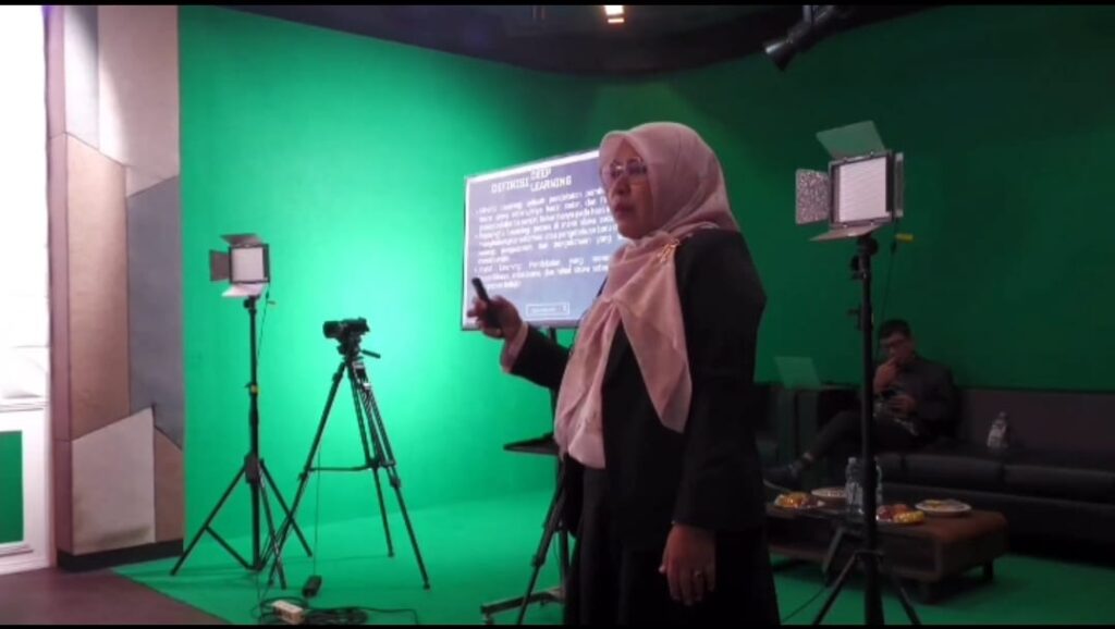 Ketua Jurusan PAI , Dr. Siti Maryam Munjiat, SS, M.Pd.I., Sedang Menampilkan Praktik Mengajar Secara Luring (offline) dalam sesi Real Teaching