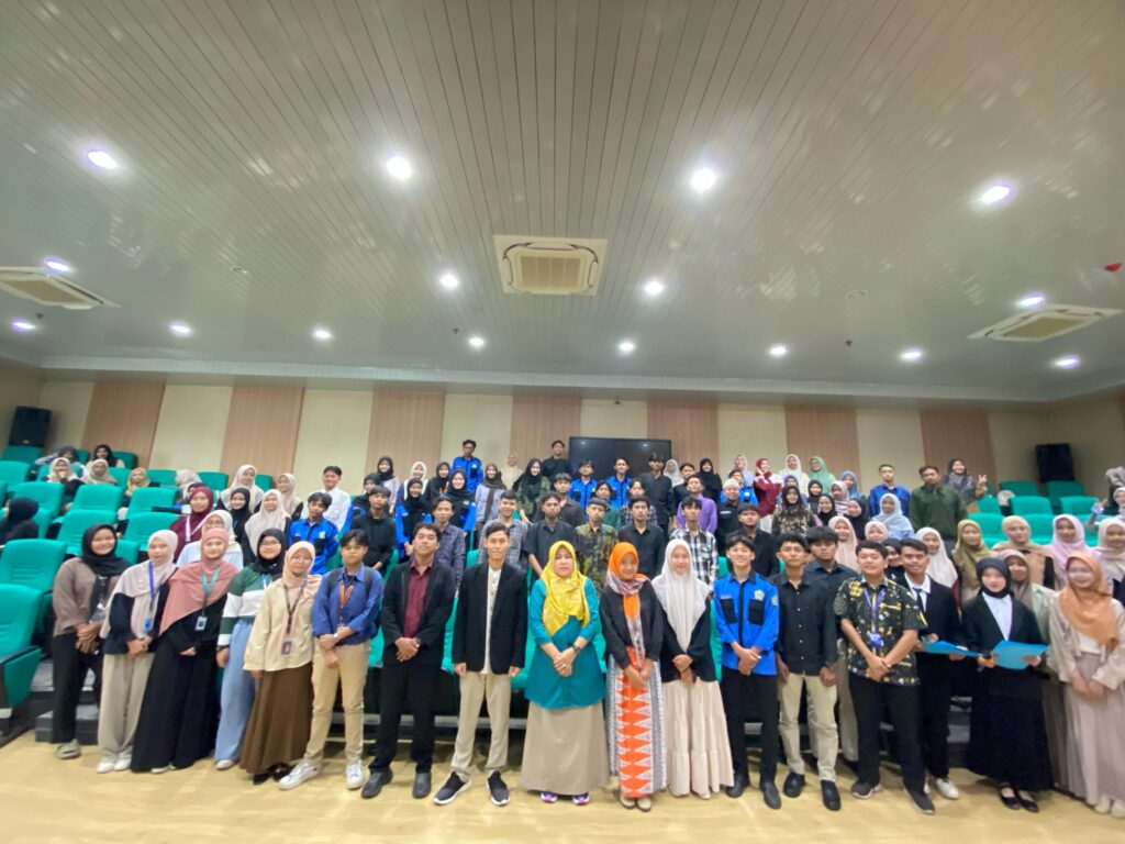 Foto Bersama dengan para peserta Seminar Kewirausahaan