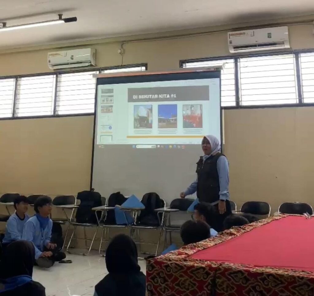 Dr. Siti Maryam Munjiat, S.S., M.Pd.I Sedang Menyampaikan orientasi pada mahasiswa PBAK Tentang Morerasi Beragama dan Ekoteologi