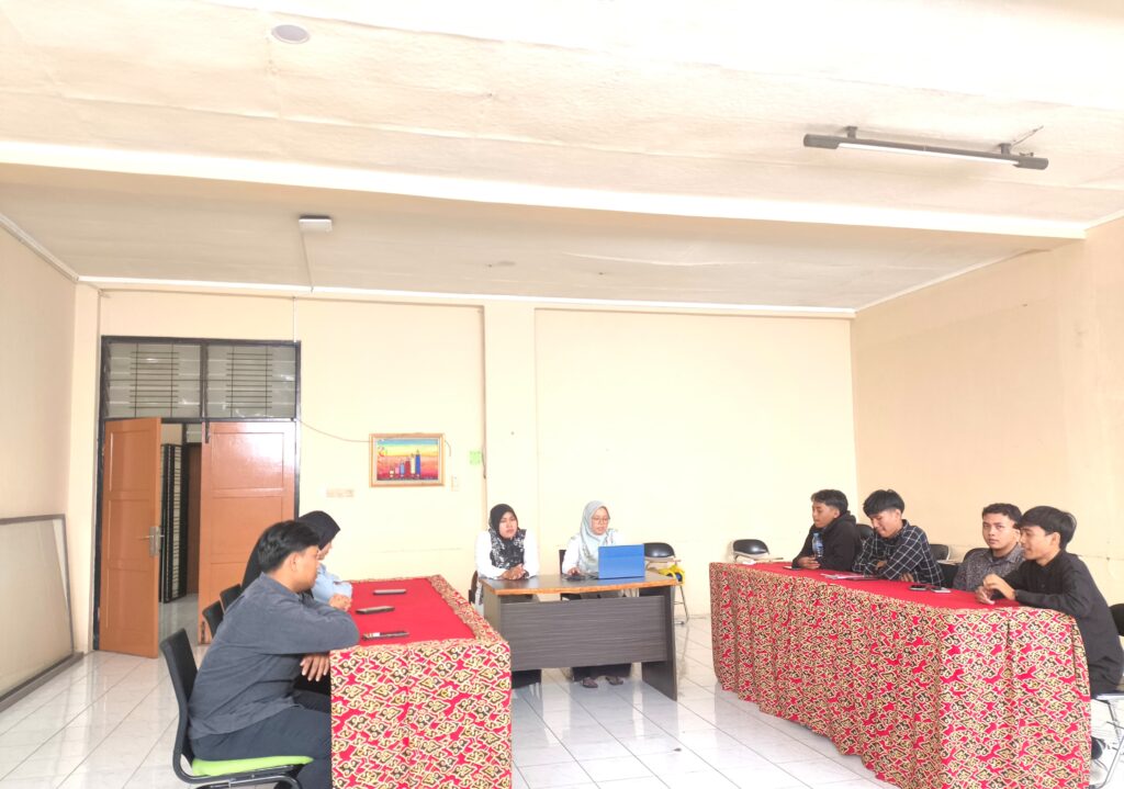 Ibu Dr. Siti Maryam Munjiat, S.S., M.Pd.I dan Zahrotus Saidah, MA.Pd sedang mengadakan pertemuan bersama pengurus HMJ PAI 
