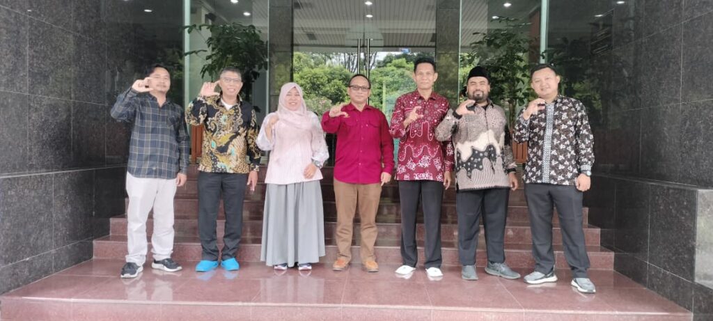 Foto Bersama Ibu Dr. Siti Maryam Munjiat, S.S., M.Pd.I., bersama para dosen dari UIN Siber Cirebon mendampingi Kepala Prodi PAI UT, Sulaiman, S.Pd.I., B.I.S., M.Pd. 