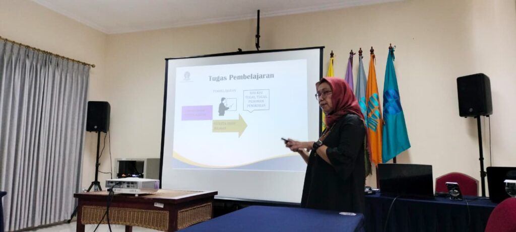 Foto Narasumber ibu Suci, Ph.D. dari UT Sedang Memaparkan Materi