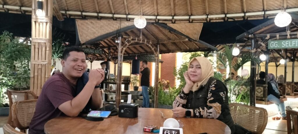 Keterangan Ibu Dr. Siti Maryam Munjiat, SS,M.Pd.I dan Bapak Muhammad Anas Ma`arif Acara seremonial penandatanganan kerja sama Jurnal Pendidikan Agama Islam (PAI) UIN Siber Syekh Nurjati Cirebon dan Jurnal PAI UAC Mojokerto.