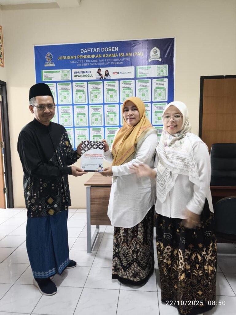 Foto Penyerahan Hasil Karya Bapak Ahmad Khomaeni Syafeie, M.Ag Kepada Ketua Jurusan PAI