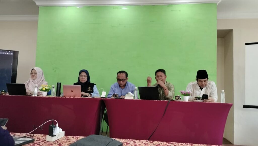 Rapat dipimpin langsung oleh Ketua LPM, Prof. Ria Yulia Gloria, M.Pd., dan dihadiri oleh Wakil Rektor 1, Dr. H. Ayus Ahmad Yusuf, M.Si.