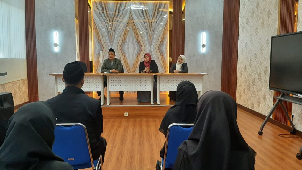 Pembukaan Munaqosyah Gel. 4 di buka oleh Dekan FITK, Dr. H. Saifuddin, M.Ag. serta didampingi oleh Dr. Siti Maryam Munjiat, SS, M.Pd.I., bersama Sekretaris Jurusan PAI, Zahrotus Saidah, MA.Pd.,