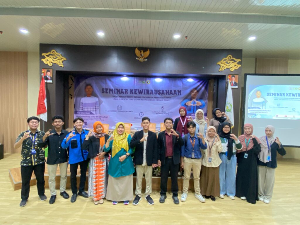 Foto bersama Ketua Jurusan PAI Dr. Siti Maryam Munjiat, S.S., M.Pd.I. beserta Narasumber Mochammad Izha Shofiyulloh, Founder Sabilun Ni'am Hidrofarm serta para peserta seminar