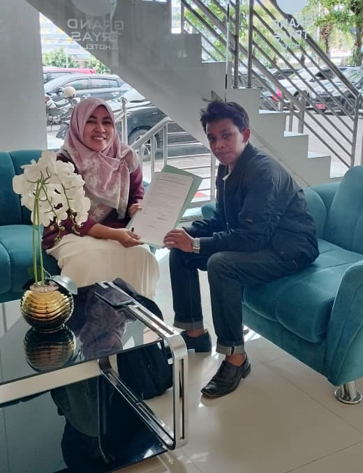 Foto bersama perwakilan peserta KKN Kelompok 28 dengan Dosen DPL (Dosen Pembimbing Lapangan) Ibu Dr. Siti Maryam Munjiat, S.S., M.Pd.I.