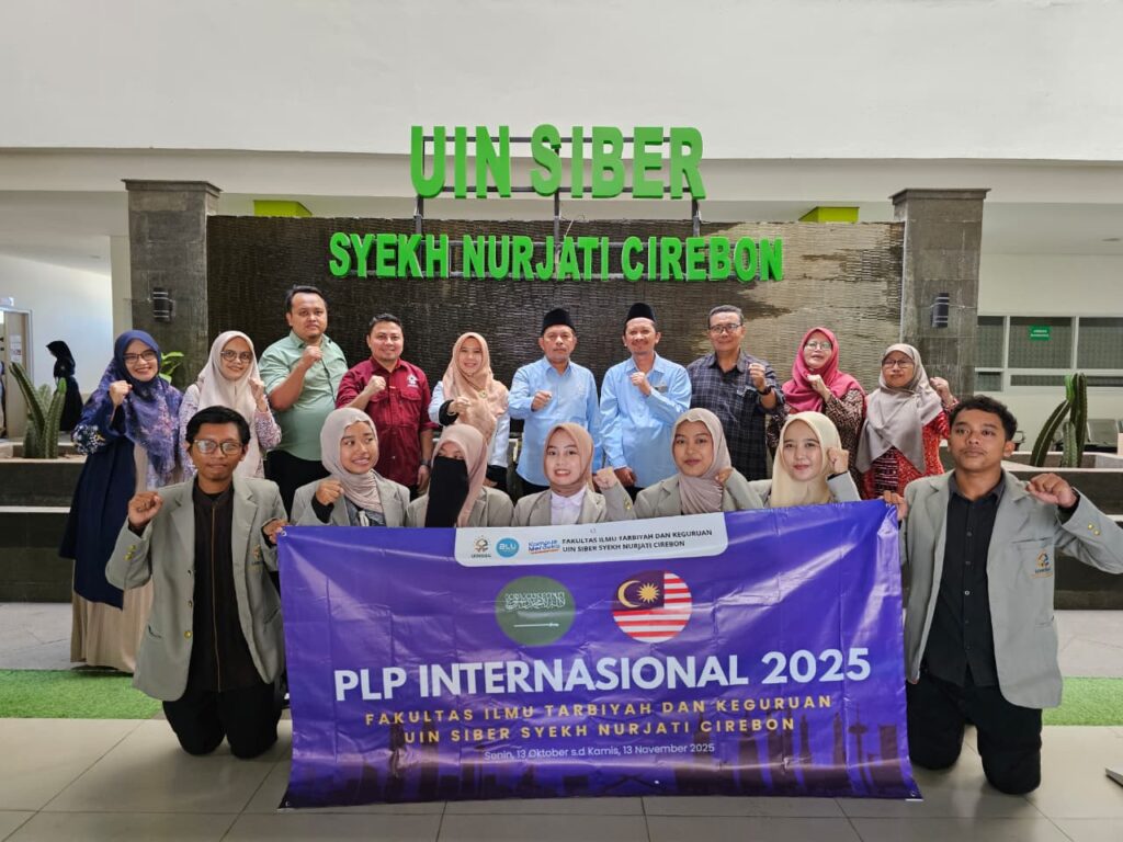Foto Bersama Bapak Rektor Prof. Dr. H. Aan Jaelani, M.Ag Beserta Pimpinan FITK Acara Pelepasan PLP Internasional