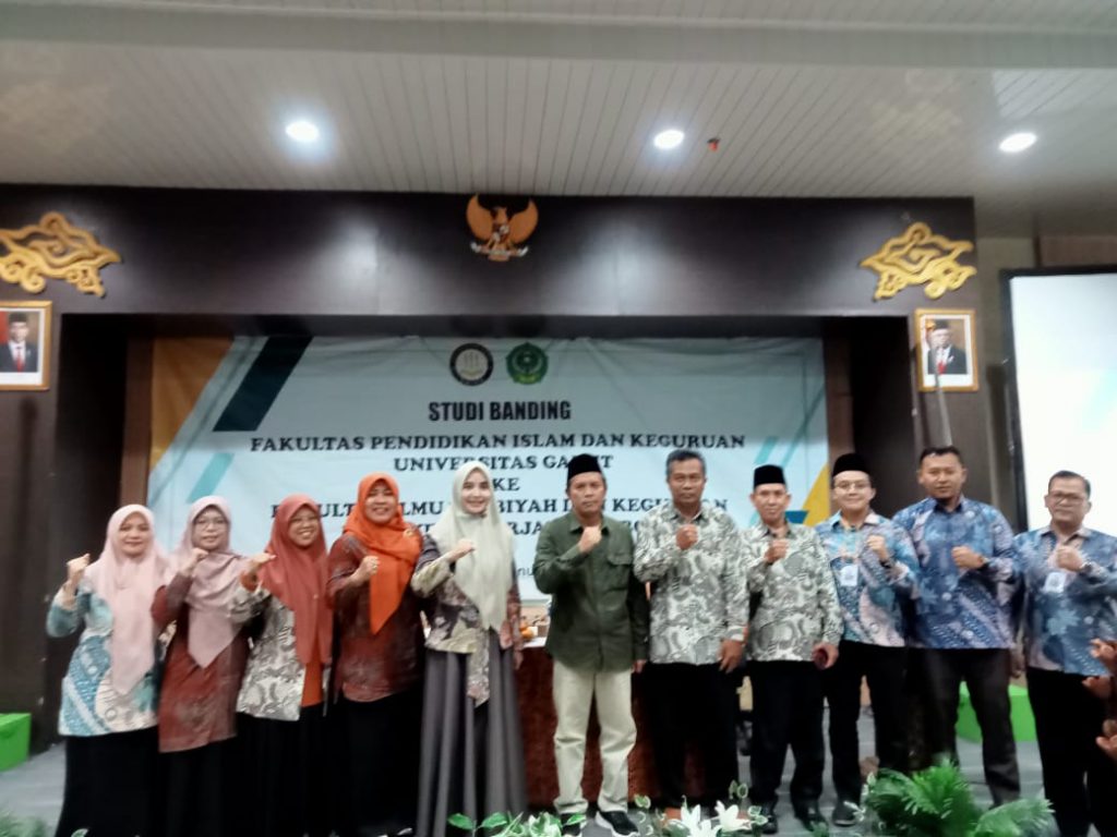 Dok. Foto bersama pada Kegiatan MOU Jurusan PAI IAIN Syekh Nurjati dan PAI Universitas Garut
