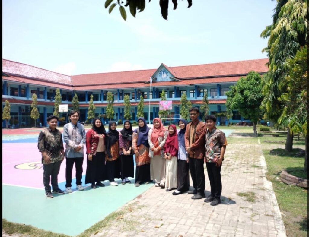 Foto Dr. Siti Maryam Munjiat dan Tim Monev melakukan kunjungan Ke Sekolah
