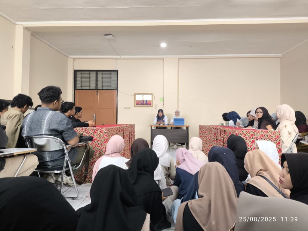 Foto Ketua Jurusan PAI, Dr. Siti Maryam Munjiat, S.S., M.Pd.I., dan didampingi Sekretaris Jurusan, Zahrotus Saidah, M.A.Pd. 
