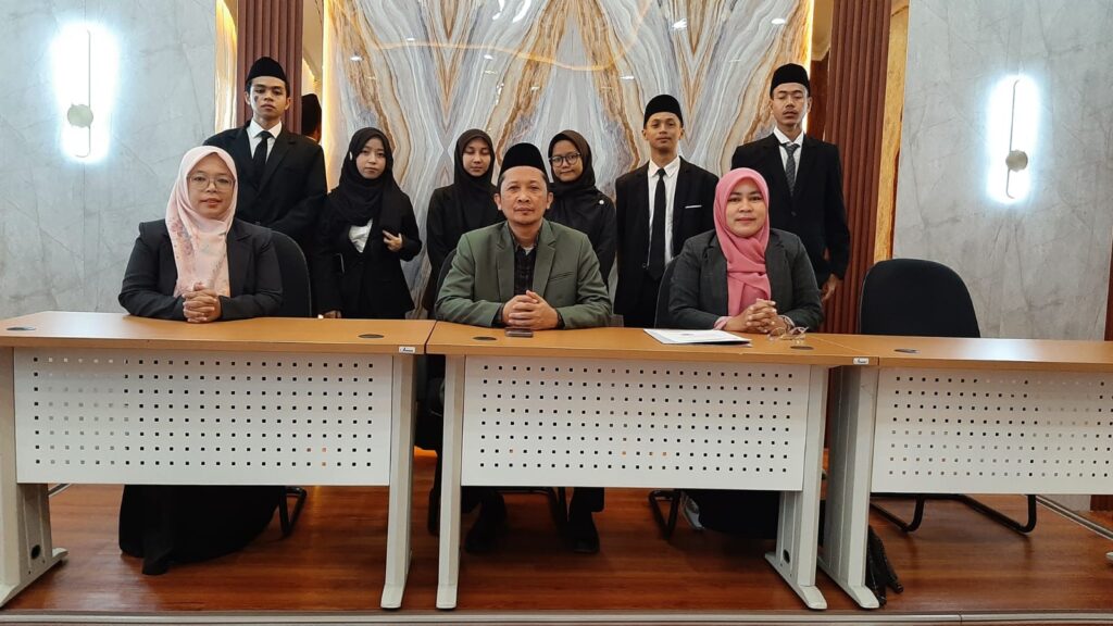 Foto Bersama dengan Bapak Dekan (Dr. H. Saifuddin, M.Ag) dan Para Peserta Sidang Munaqosyah Gel.6 Serta Ibu kajur PAI (Dr. Siti Maryam Munjiat, SS, M.Pd.I) dan Ibu Sekjur PAI (Zahrotus Saidah, MA.Pd)