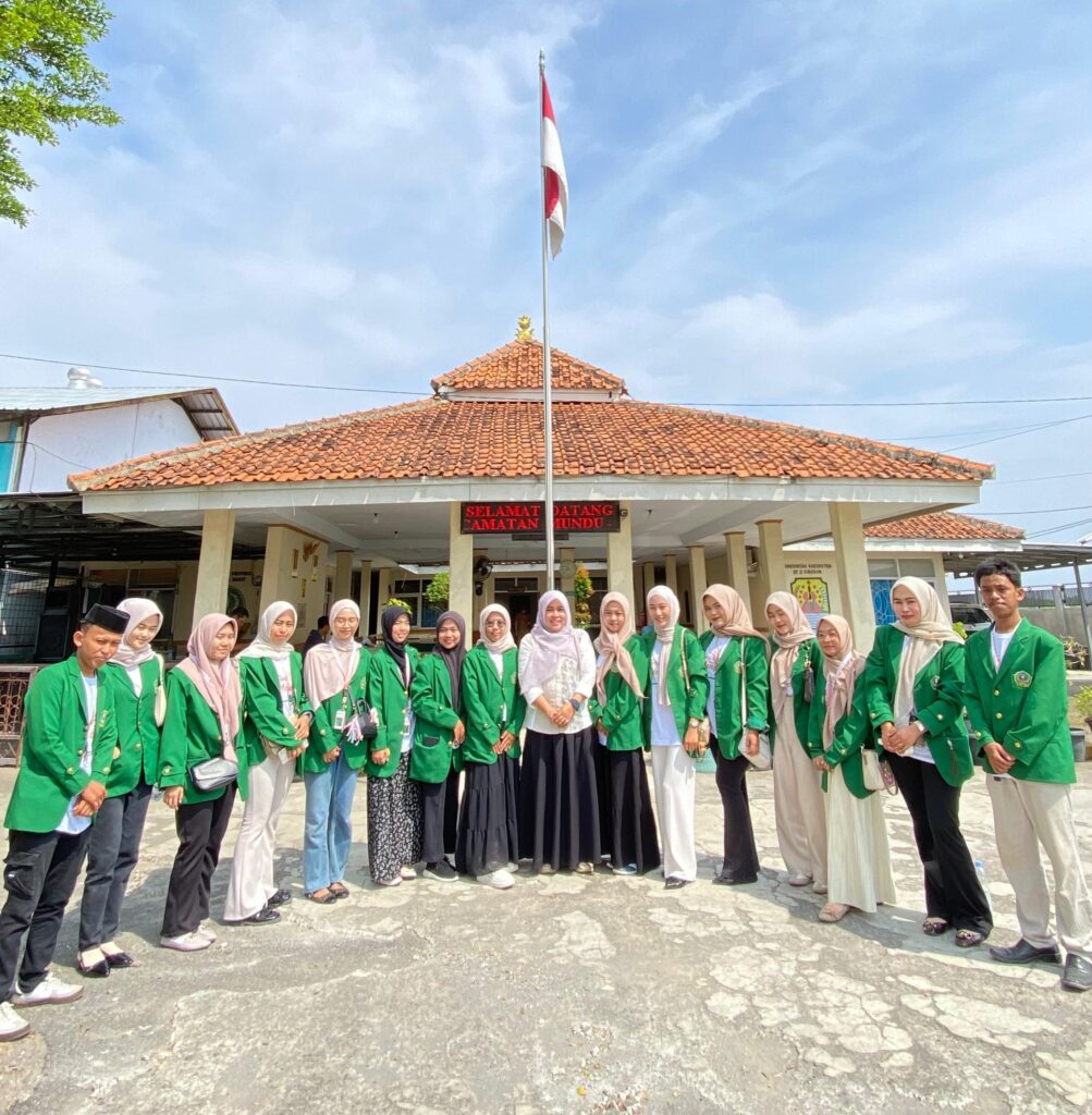 Foto bersama di depan halaman Balai Desa Pamengkang setelah selesai lepasnya KKN 2025