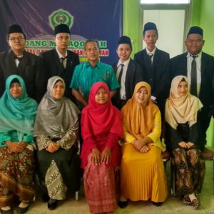 FOTO BARENG PESERTA SIDANG DENGAN KETUA JURUSAN PAI Dr. H. SUTEJA, M.Ag