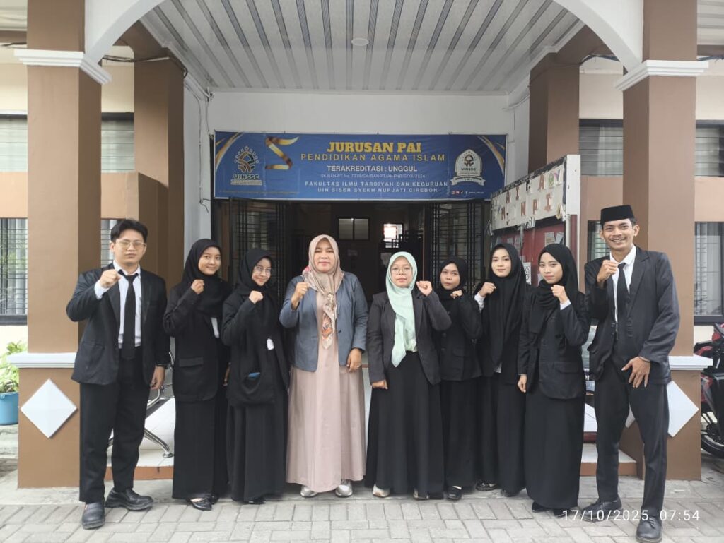 Foto Ibu Kajur PAI Dr. Siti Maryam Munjiat, SS, M.Pd.I, dan Ibu Sekjur PAI Ibu Zahrotus Saidah, MA.Pd Beserta Mahasiswa Sidang Munaqosyah Ge. 9