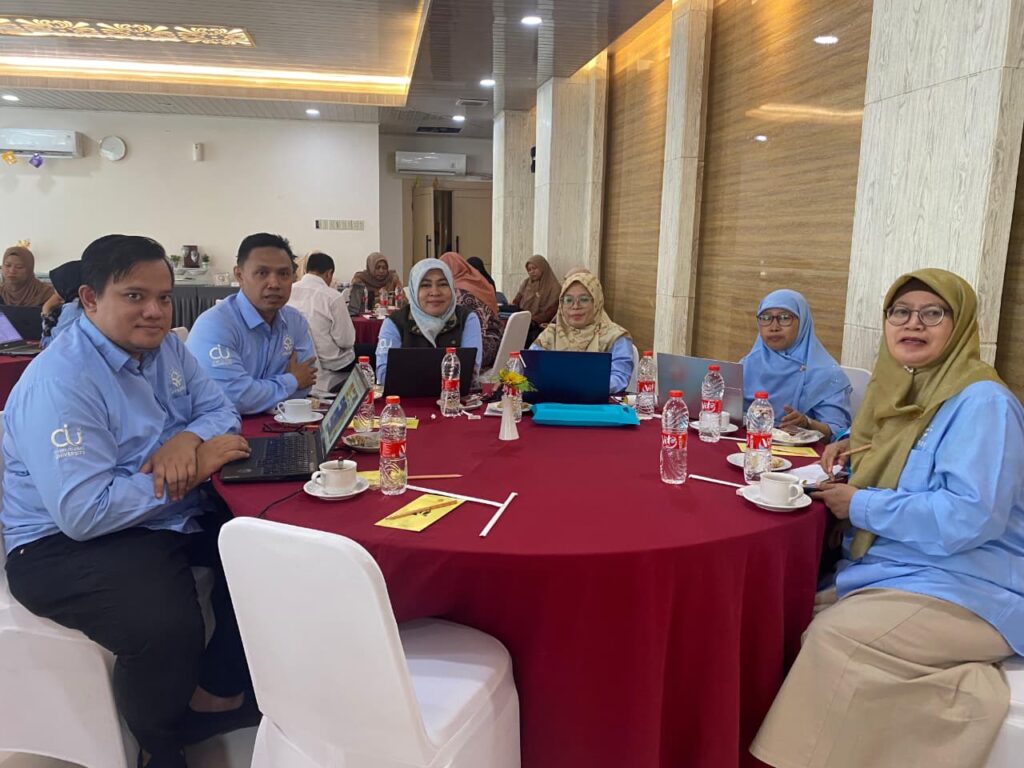 Foto Bersama Para dosen di Lingkungan FITK dan Ibu Dr. Siti Maryam Munjiat, S.S., M.Pd.I. (Kajur PAI) serta Ibu Zahrotus Saidah, MA.Pd (Sekjur PAI)
