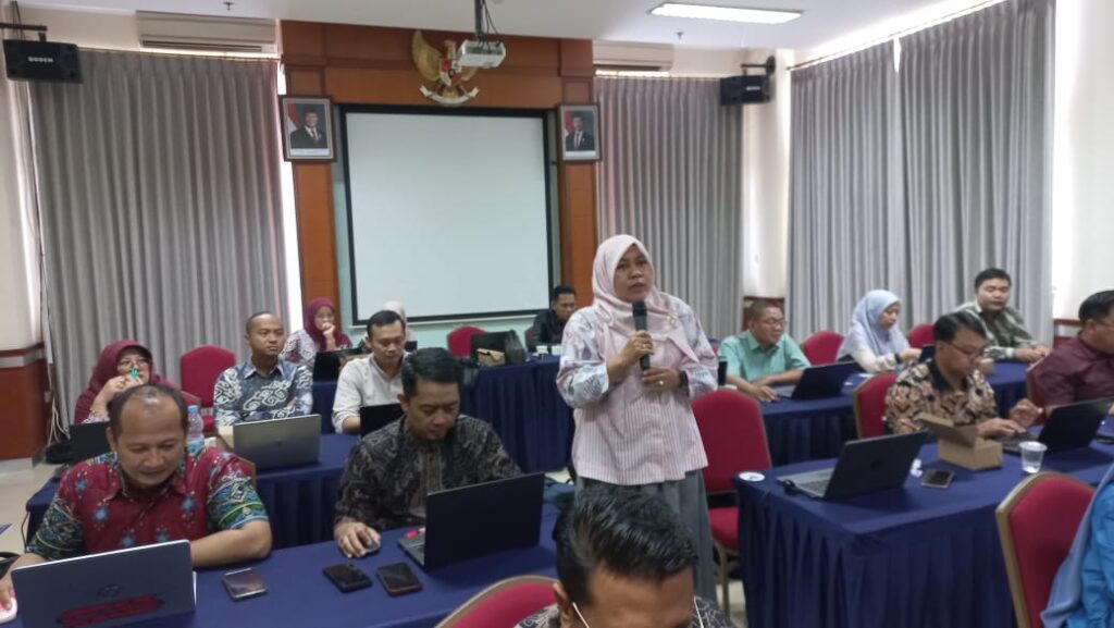Foto Ibu Dr. Siti Maryam Munjiat, S.S., M.Pd.I Sesi Tanya Jawab Pelatihan Modul dan Penyusunan Soal bekerja sama dengan Universitas Terbuka (UT). 