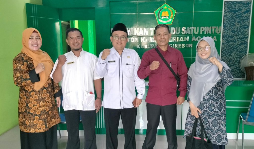 Dok. Foto Bersama Tim Jurusan PAI dengan KASI PAIS dan PENMAD Kemenag Kabupaten Cirebon