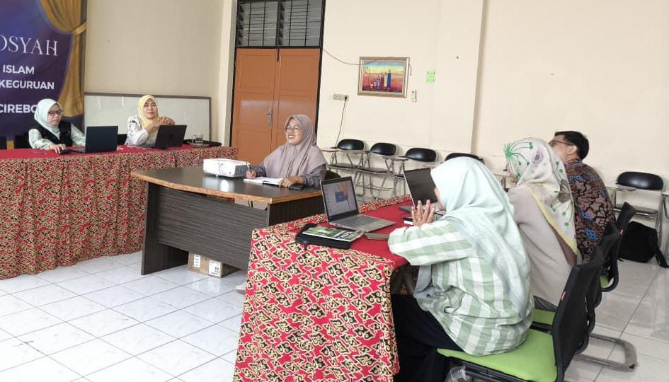 Foto Ketua Jurusan PAI, Dr. Siti Maryam Munjiat, SS, M.Pd.I., Sekretaris Jurusan PAI, Zahrotus Sa'idah, MA.Pd., serta seluruh Tim Akreditasi Jurusan PAI.