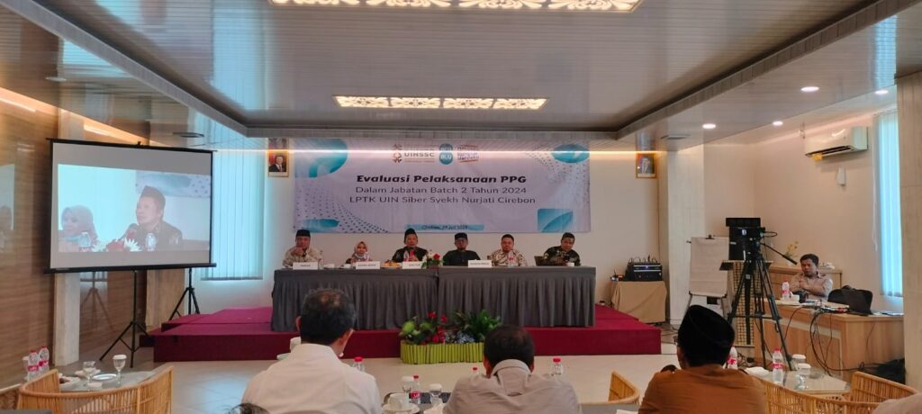 Foto bapak Dr. H. Saifuddin, M.Ag Dekan Fakultas Ilmu Tarbiyah dan Keguruan sedang membuka acara Evaluasi Pelaksana PPG