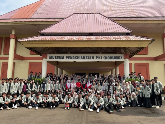 Kegiatan Perkuliahan Lapangan Mahasiswa PAI di Gedung Museum Penghianatan PKI