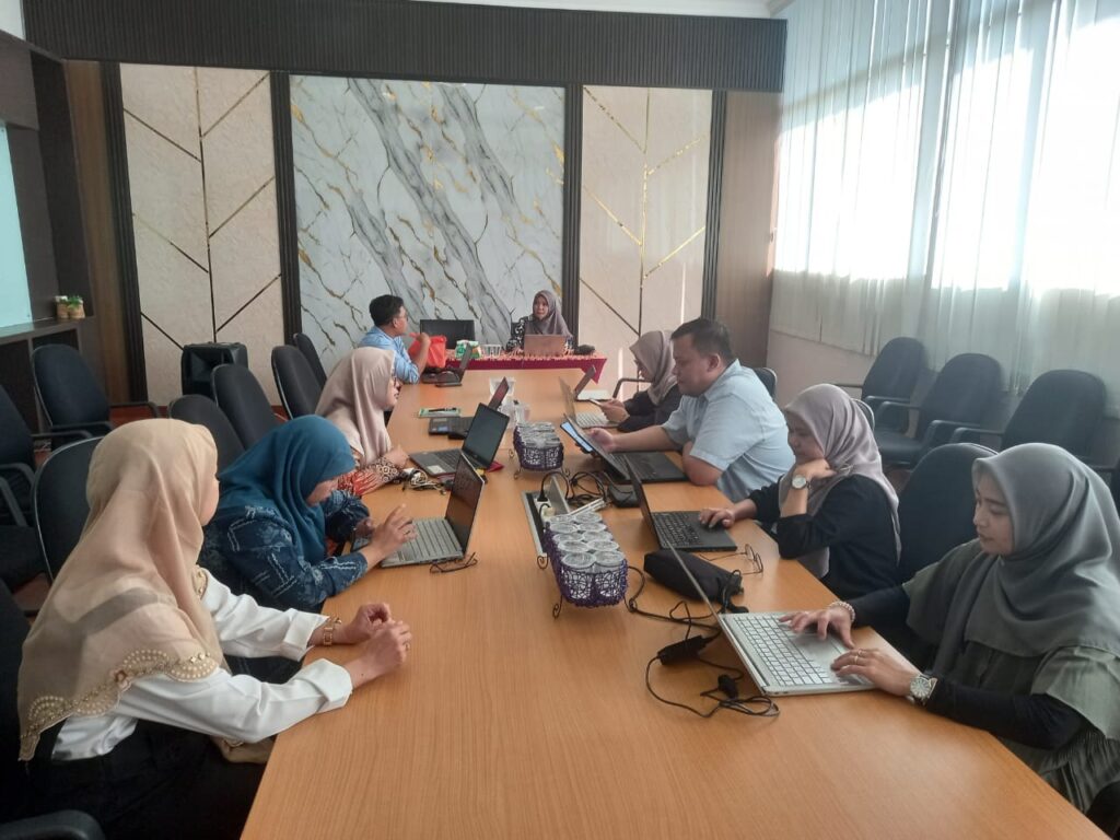 Dokumentasi rapat persiapan perkuliahan yang dipimpin oleh Dr. Atikah Syamsyi, M.Pd.I, selaku Wakil Dekan I dan di hadiri oleh para Kajur Sekjur Pada Lingkungan FITK UIN Siber Syekh Nurjati Cirebon