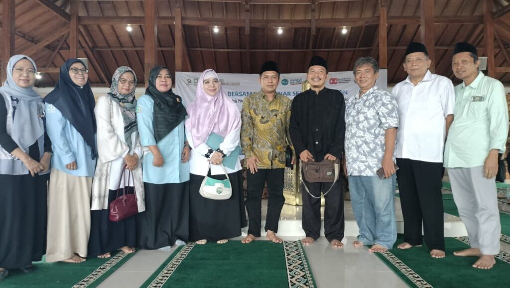 Foto Bersama Rektor, Prof. Dr. H. Aan Jaelani, M.Ag., bersama Wakil Rektor 1 dan 3, bersama para Narasumber dan Dosen-Dosen UIN Siber Syekh Nurjati Cirebon