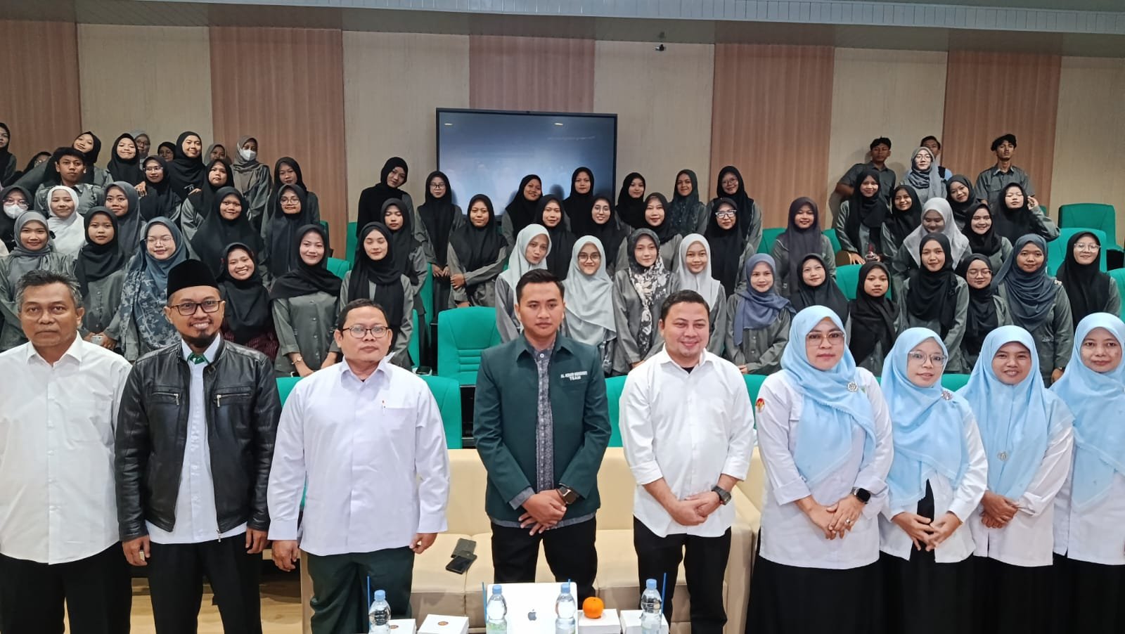 Foto Bersama Para Peserta Seminar Internasional Foto Bersama Para Peserta Seminar Internasional